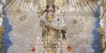 La Virgen de los Desamparados viste un crespón negro en luto por las víctimas de la DANA en Valencia