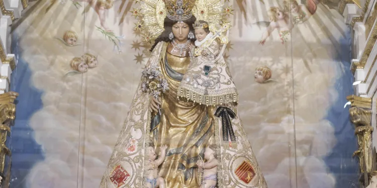 La Virgen de los Desamparados viste un crespón negro en luto por las víctimas de la DANA en Valencia 1 La Virgen de los Desamparados viste un crespón negro en luto por las víctimas de la DANA en Valencia