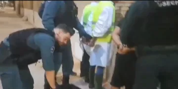 Vídeo Albal: dos personas disfrazadas de voluntarios de la DANA llevaban una bolsa llena de marihuana