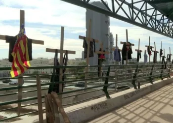 El ‘puente de la Solidaridad’ en Valencia: un homenaje conmovedor a las víctimas de la DANA con cruces, mensajes y música