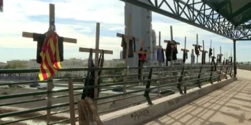 El ‘puente de la Solidaridad’ en Valencia: un homenaje conmovedor a las víctimas de la DANA con cruces, mensajes y música