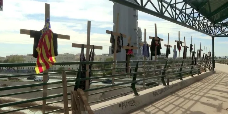 El ‘puente de la Solidaridad’ en Valencia: un homenaje conmovedor a las víctimas de la DANA con cruces, mensajes y música 1 El ‘puente de la Solidaridad’ en Valencia: un homenaje conmovedor a las víctimas de la DANA con cruces, mensajes y música