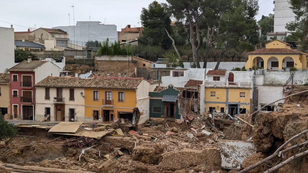 la Rambla del Poyo de Chiva y no entiendo como hemos podido llegar a permitir todo esto. 1 1