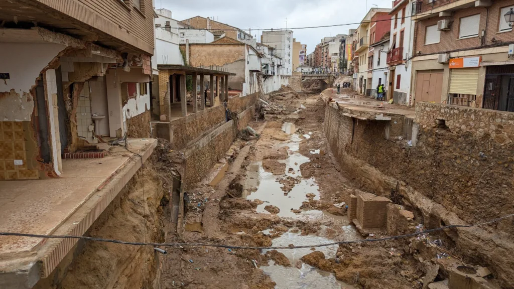 la Rambla del Poyo de Chiva y no entiendo como hemos podido llegar a permitir todo esto. 3