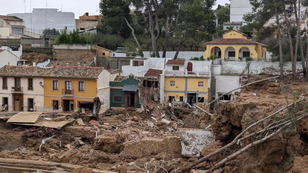 la Rambla del Poyo de Chiva y no entiendo como hemos podido llegar a permitir todo esto. 7