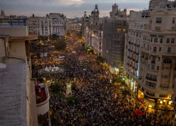 Manifestación multitudinaria en Valencia exige dimisiones y mayor responsabilidad en la gestión de catástrofes