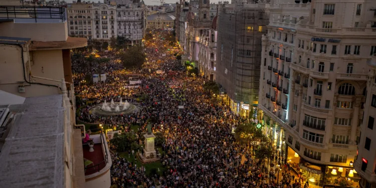 Manifestación multitudinaria en Valencia exige dimisiones y mayor responsabilidad en la gestión de catástrofes 1 Manifestación multitudinaria en Valencia exige dimisiones y mayor responsabilidad en la gestión de catástrofes