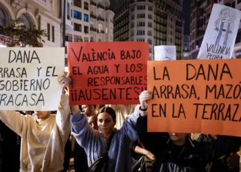 Multitudinaria manifestación contra Mazón y contra Sánchez, contra ambos