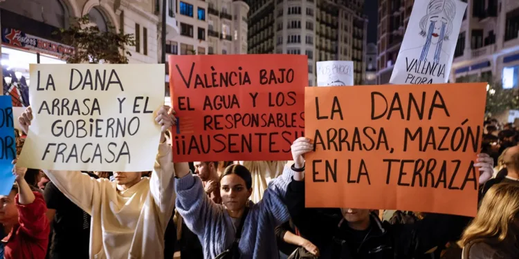 Multitudinaria manifestación contra Mazón y contra Sánchez, contra ambos 1 Multitudinaria manifestación contra Mazón y contra Sánchez, contra ambos