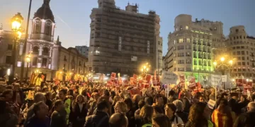Más de 100.000 personas vuelven a salir a las calles del centro de Valencia a pedir la dimisión de Mazón y Sánchez