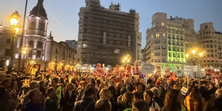 Más de 100.000 personas vuelven a salir a las calles del centro de Valencia a pedir la dimisión de Mazón y Sánchez