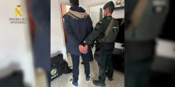 La Guardia Civil detiene a tres personas radicalizadas por la propaganda yihadista en Ceuta y Sevilla