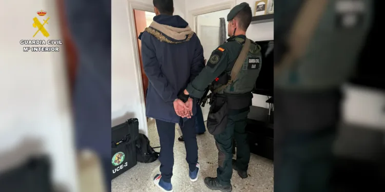 La Guardia Civil detiene a tres personas radicalizadas por la propaganda yihadista en Ceuta y Sevilla 1 La Guardia Civil detiene a tres personas radicalizadas por la propaganda yihadista en Ceuta y Sevilla