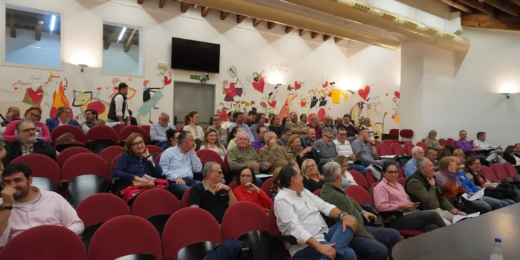 El Pleno de la Junta Central Fallera guarda un minuto de silencio por las víctimas de la DANA