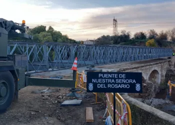 La Diputación inicia las obras del camino de acceso para hacer transitable el puente de Buñol montado por la UME 1 La Diputación inicia las obras del camino de acceso para hacer transitable el puente de Buñol montado por la UME