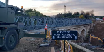 La Diputación inicia las obras del camino de acceso para hacer transitable el puente de Buñol montado por la UME