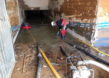 La Universitat de Valencia analiza lodos y aguas de la zona afectada por la DANA para detectar potenciales enfermedades infecciosas y prevenir epidemias