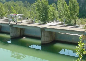 La CHJ abre la presa de Vallat unos minutos y advierte del aumento de caudal del río Mijares