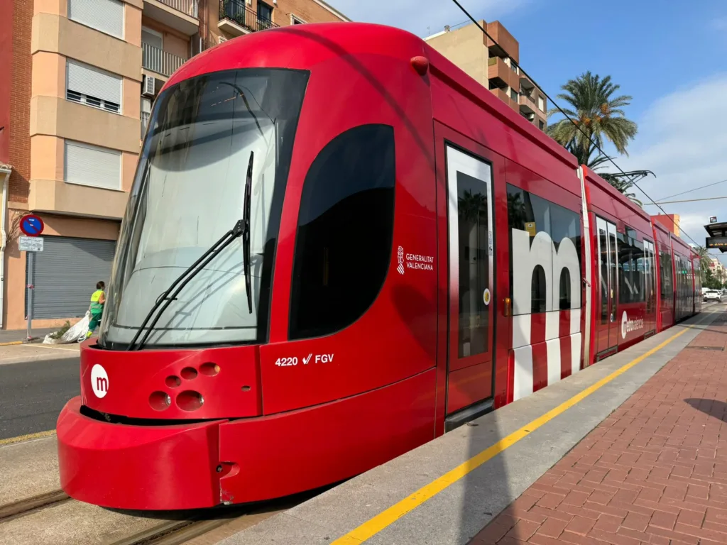 Metrovalencia interrumpe los tramos Aragó-Marítim y Masies-Bétera durante todo el verano por obras de mejora 2 FGV inicia las pruebas para recuperar el servicio en las líneas tranviarias de Metrovalencia