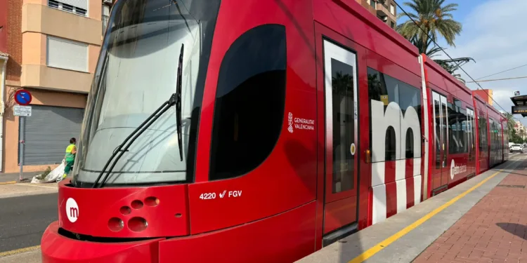 La línea de Metrovalencia que une Martítim-Serrería con las playas interrumpida 1 Una menor de 14 años grave tras un atropello del tranvía en la zona de Tarongers esta mañana a las 8:00h.