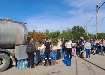 Torrent habilita nuevos puntos de agua potable para los vecinos afectados por la DANA
