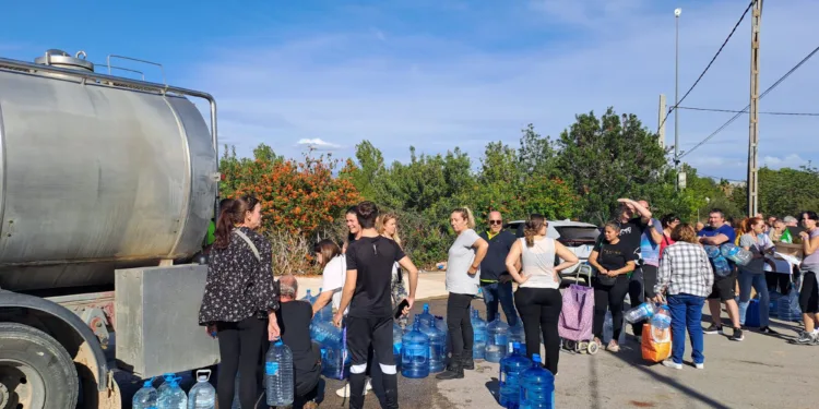 Torrent habilita nuevos puntos de agua potable para los vecinos afectados por la DANA 1 Torrent habilita nuevos puntos de agua potable para los vecinos afectados por la DANA