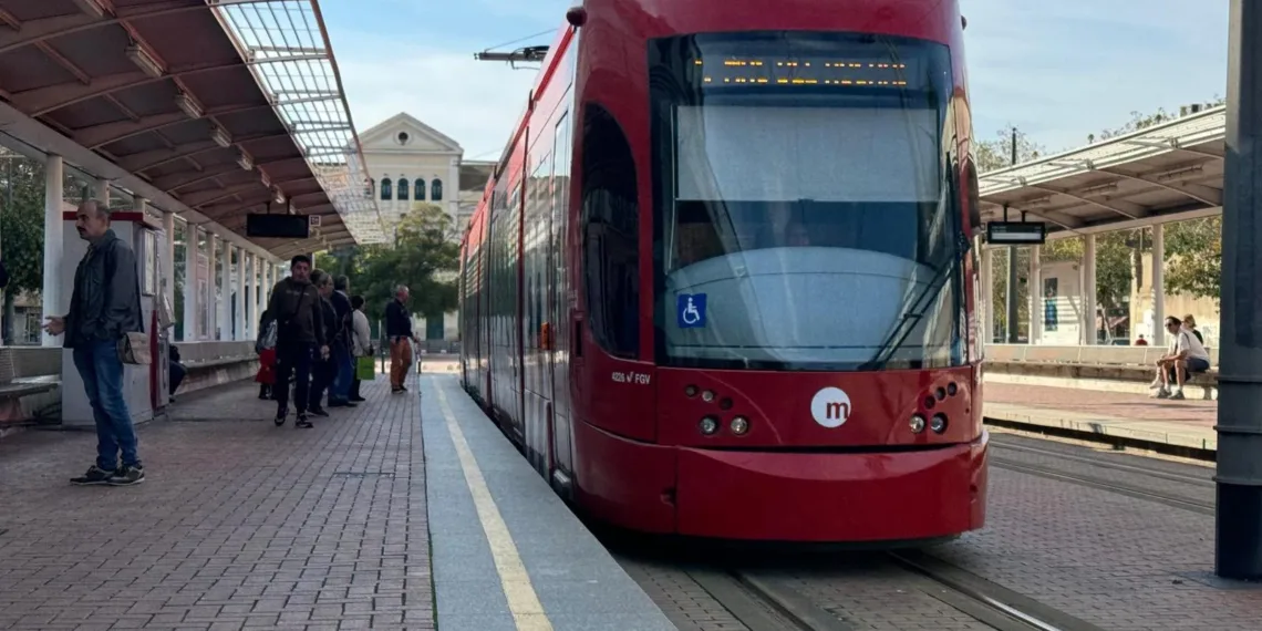 Una avería en la catenaria obliga a suspender la circulación de la línea 4 de Metrovalencia 1 Una avería en la catenaria obliga a suspender la circulación de la línea 4 de Metrovalencia