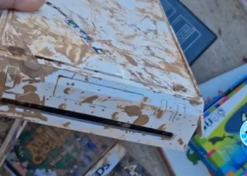 Usuarios en redes sociales denuncian la venta en el Rastro de Valencia de objetos con barro, supuestamente recogidos tras la DANA