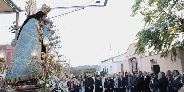 El Arzobispo acompaña a la imagen peregrina de la Virgen en la visita a Picanya y Torrent, zonas afectadas por la DANA