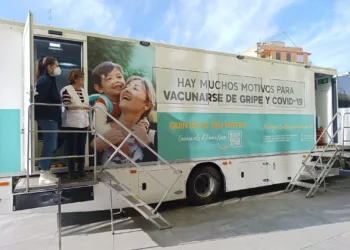 La unidad móvil sin cita supera las 900 vacunas contra la gripe y COVID-19 en la provincia de Castellón