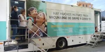 La unidad móvil sin cita supera las 900 vacunas contra la gripe y COVID-19 en la provincia de Castellón
