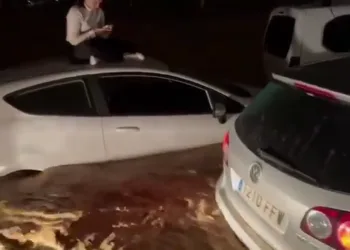 ¿Qué hacer si una riada te sorprende dentro del coche? Los consejos de los bomberos que pueden salvar tu vida