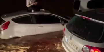 ¿Qué hacer si una riada te sorprende dentro del coche? Los consejos de los bomberos que pueden salvar tu vida