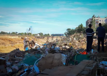 La alcaldesa de Torrent visita de nuevo el Xenillet y sigue movilizando maquinaria pesada para limpiar por la DANA