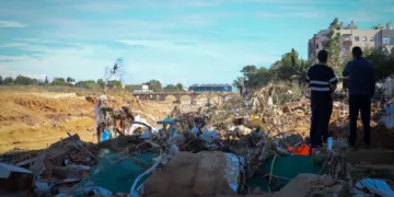 La alcaldesa de Torrent visita de nuevo el Xenillet y sigue movilizando maquinaria pesada para limpiar por la DANA