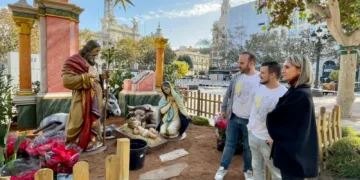 Valencia da la bienvenida a la Navidad con el encendido de luces y la apertura de los belenes municipales
