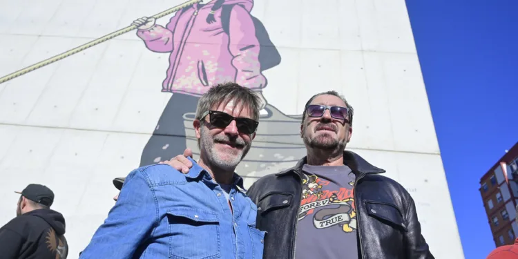 Un mural gigante en Valencia honra a los voluntarios de la DANA y su solidaridad espontánea 1 Un mural gigante en Valencia honra a los voluntarios de la DANA y su solidaridad espontánea