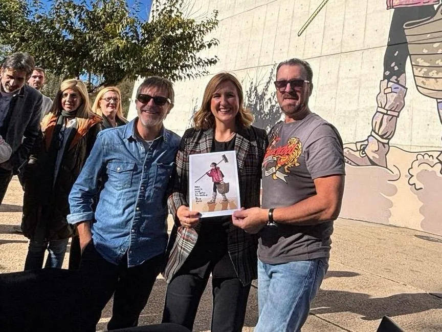 Un mural gigante en Valencia honra a los voluntarios de la DANA y su solidaridad espontánea 2 1205 Mural victimes dana 2