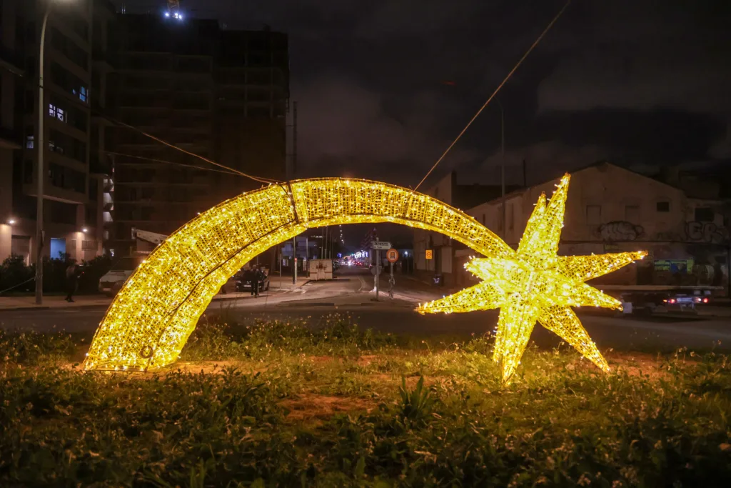 El Ajuntament de Valéncia refuerza la iluminación navideña en las tres pedanías afectadas por la Dana 19 1Mao 4361
