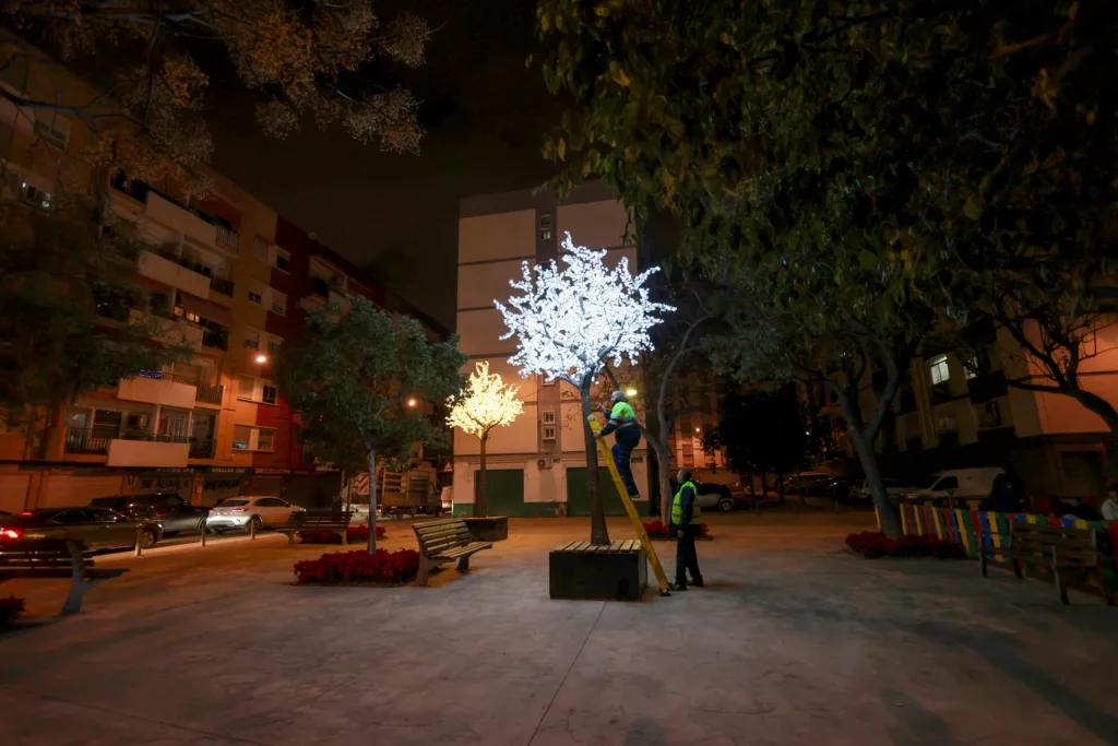 El Ajuntament de Valéncia refuerza la iluminación navideña en las tres pedanías afectadas por la Dana 7 1Mao 4450