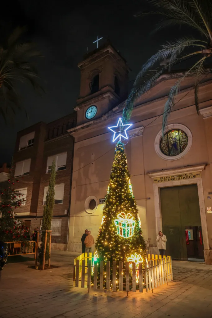 El Ajuntament de Valéncia refuerza la iluminación navideña en las tres pedanías afectadas por la Dana 8 1Mao 4509