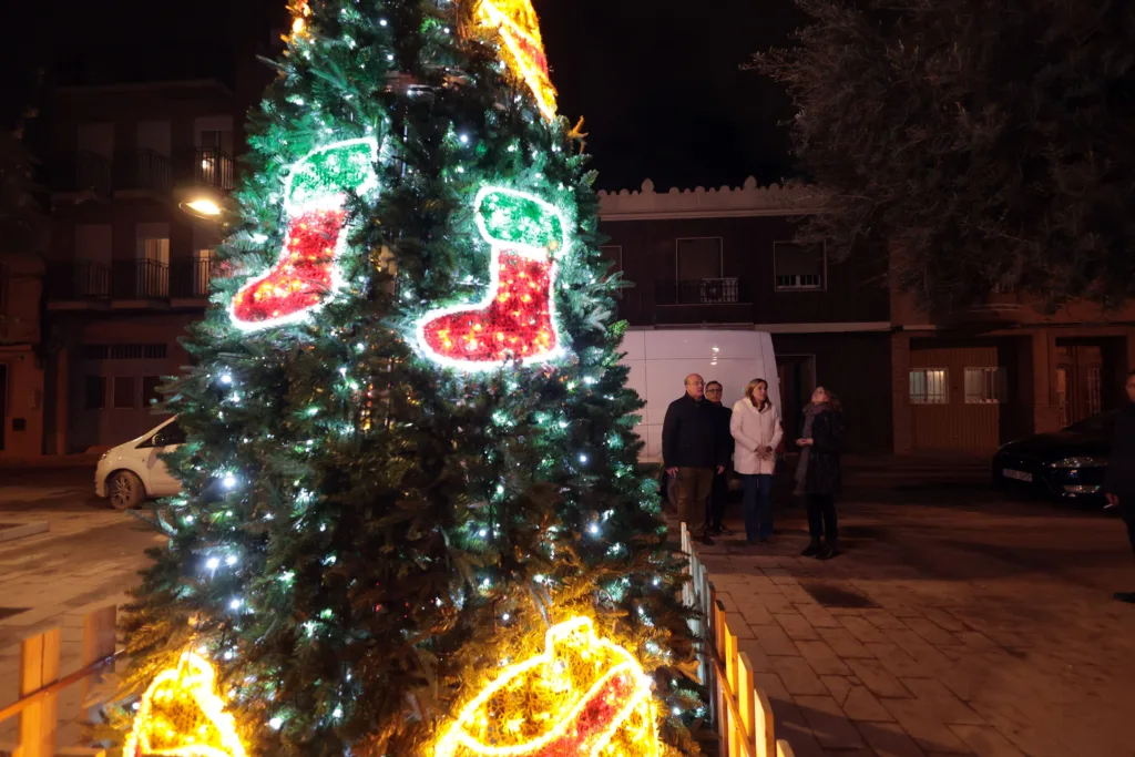 El Ajuntament de Valéncia refuerza la iluminación navideña en las tres pedanías afectadas por la Dana 13 1Mao 4661