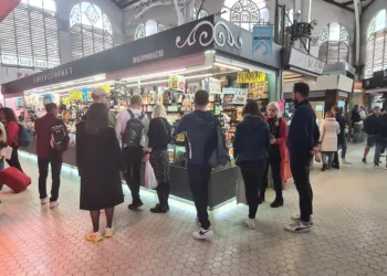 Navidad en el Mercado Central: lleno total y precios al alza en la recta final para Nochebuena