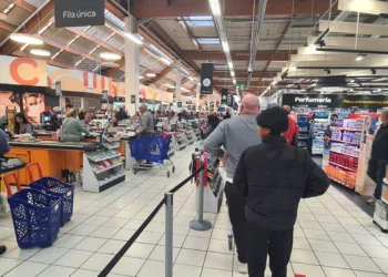 Reabren más de la mitad de los supermercados afectados por la DANA, aunque Paiporta sigue sin servicios