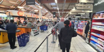 Reabren más de la mitad de los supermercados afectados por la DANA, aunque Paiporta sigue sin servicios