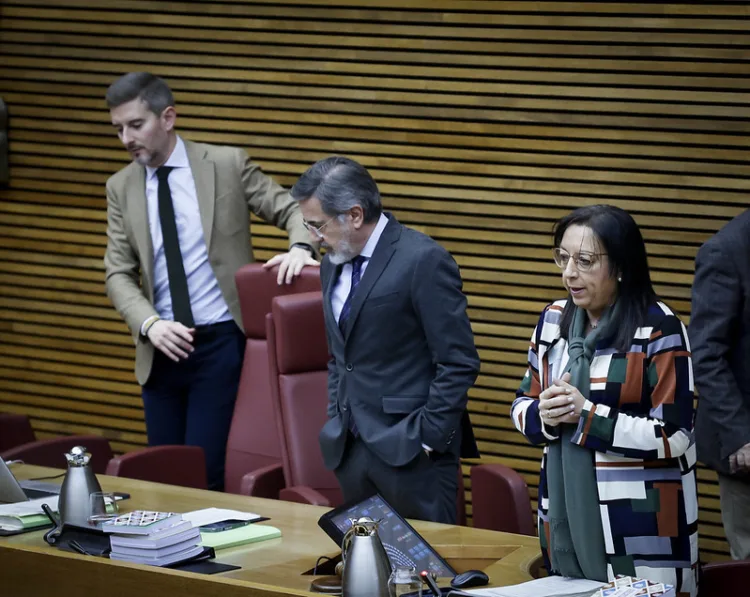 Un Pleno bochornoso en Corts Valencianes avergüenza la política valenciana