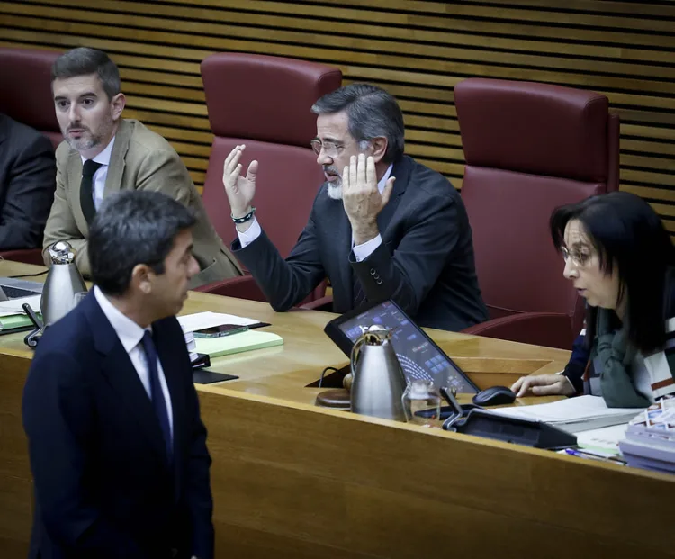 Un Pleno bochornoso en Corts Valencianes avergüenza la política valenciana