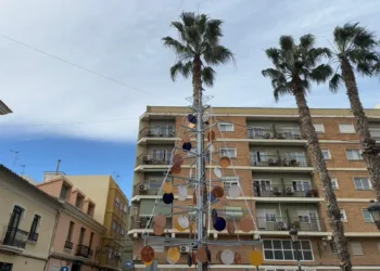 Manises cuenta por primera vez con un Arbol de Navidad elaborado con piezas cerámicas