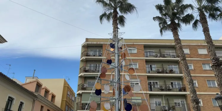 Manises cuenta por primera vez con un árbol de Navidad elaborado con piezas cerámicas 1 Manises cuenta por primera vez con un Arbol de Navidad elaborado con piezas cerámicas