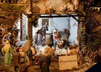 La Basílica de la Virgen bendice e inaugura su Belén, con figuras de más de cien años de antigüedad